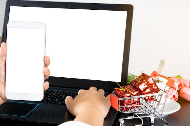 Sección media de un hombre usando una computadora portátil en la mesa
