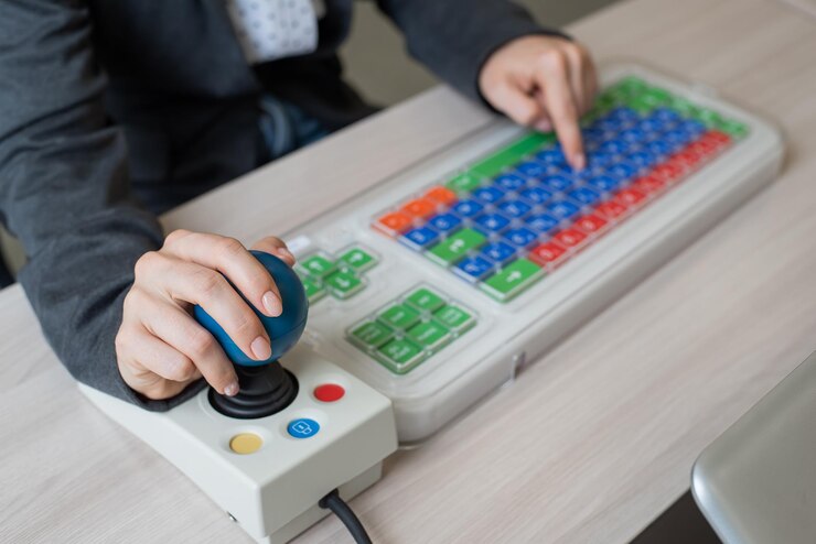 Foto sección media de un hombre usando una computadora portátil en la mesa