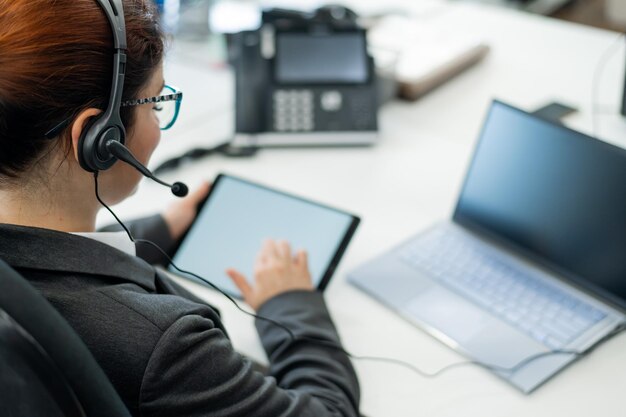 Sección media de un hombre usando una computadora portátil