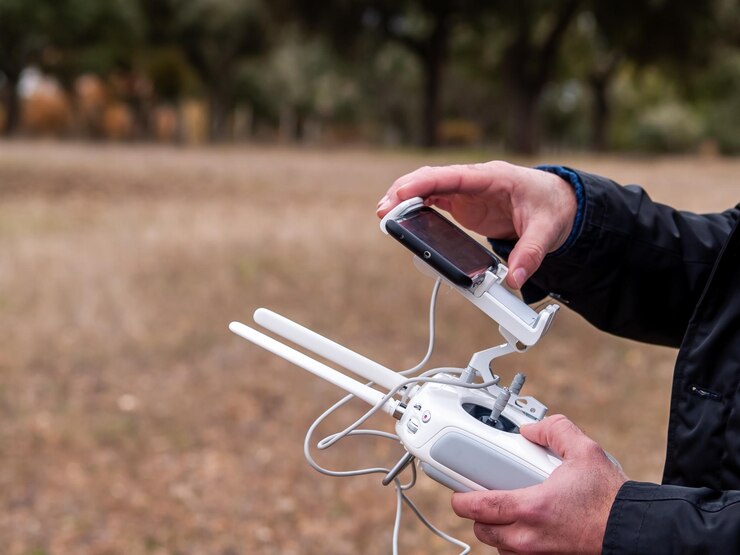 Foto sección media de un hombre usando el control remoto de drones en tierra