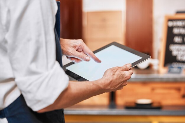 Foto sección media de un hombre usando una tableta digital