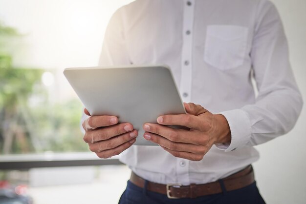 Foto sección media de un hombre usando una tableta digital