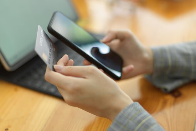 Sección media de un hombre usando un teléfono móvil en la mesa