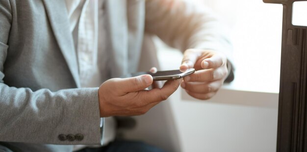 Foto sección media de un hombre usando un teléfono móvil