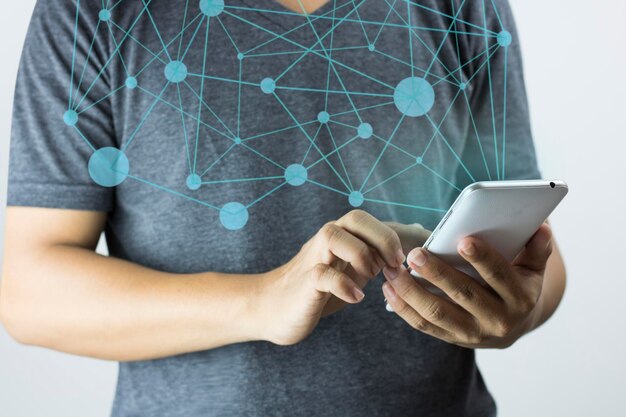 Foto sección media de un hombre usando un teléfono móvil