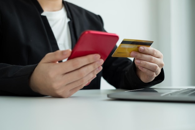 Sección media de un hombre usando un teléfono móvil