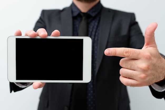 Foto sección media de un hombre usando un teléfono móvil