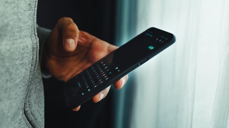 Foto sección media de un hombre usando un teléfono móvil