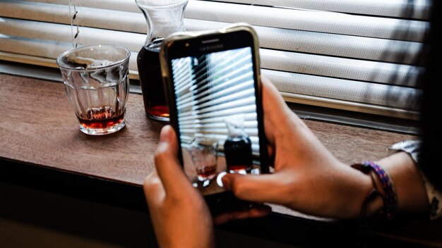 Foto sección media de un hombre usando un teléfono móvil