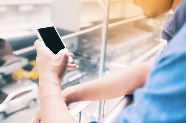 Foto sección media de un hombre usando un teléfono móvil