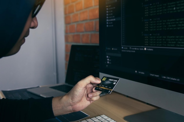 Sección media de un hombre usando un teléfono móvil