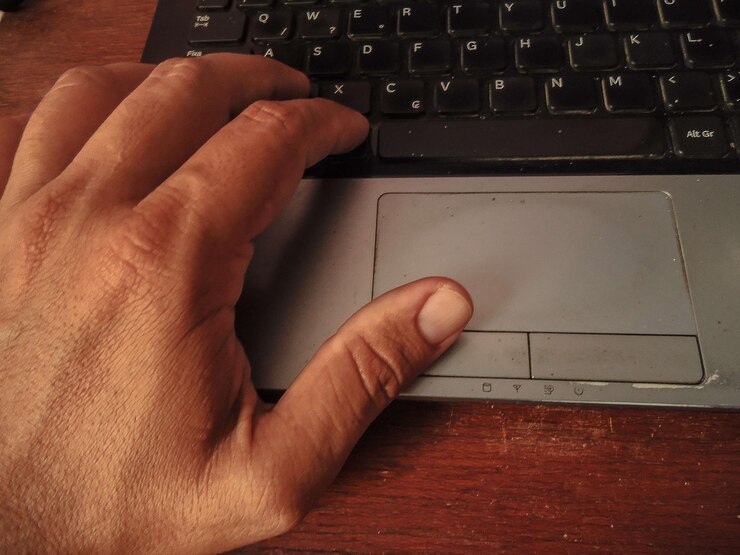 Foto sección media de un hombre usando un teléfono móvil