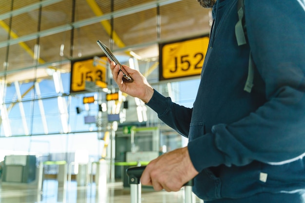 Foto sección media de un hombre usando un teléfono móvil