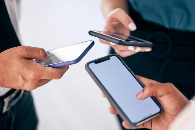 Foto sección media de un hombre usando un teléfono móvil