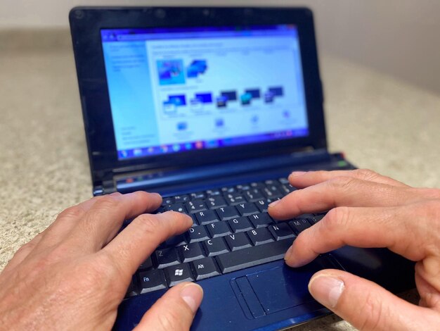 Foto sección media de un hombre usando un teléfono móvil