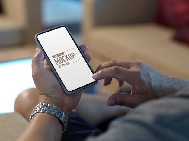 Foto sección media de un hombre usando un teléfono móvil