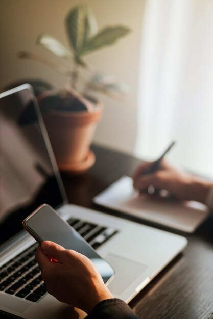 Sección media de un hombre usando un teléfono móvil