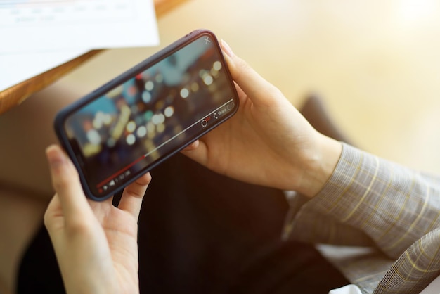 Sección media de un hombre usando un teléfono móvil
