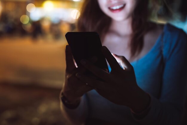 Foto sección media de un hombre usando un teléfono móvil