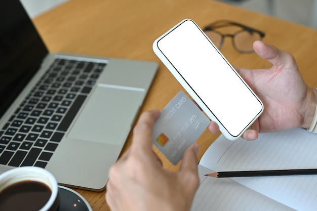 Sección media de un hombre usando un teléfono móvil