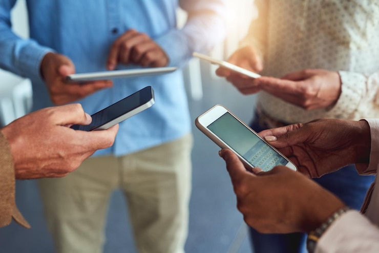 Foto sección media de un hombre usando un teléfono móvil