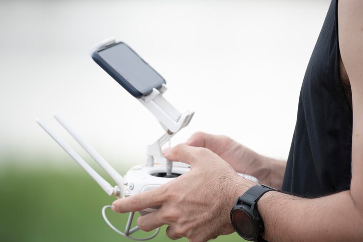 Foto sección media de un hombre usando un teléfono móvil