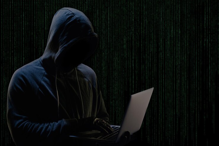 Foto sección media de un hombre usando un teléfono móvil