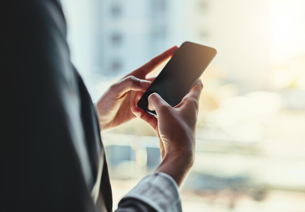 Foto sección media de un hombre usando un teléfono móvil