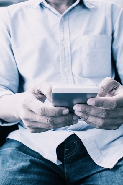 Foto sección media de un hombre usando el teléfono