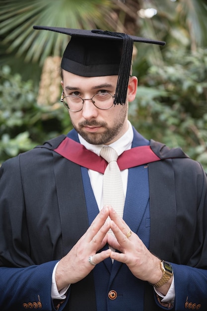 Foto sección media de un hombre con vestido de graduación