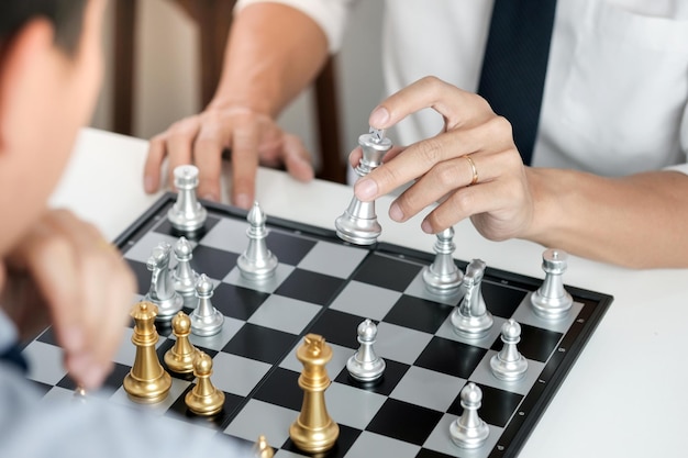 Sección media de hombres jugando al ajedrez