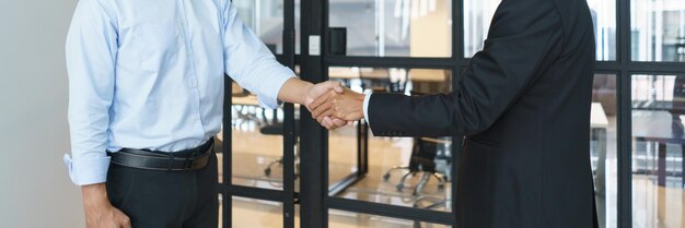 Foto sección media de hombres de negocios estrechando la mano