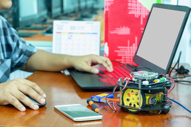 Sección media de un ingeniero usando una computadora portátil en el escritorio de la oficina