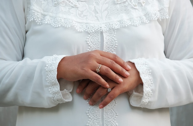 Sección media de la mano de mujer doblada