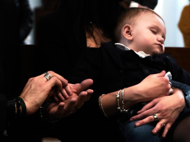 Foto sección media de las manos de la madre, el padre y el bebé