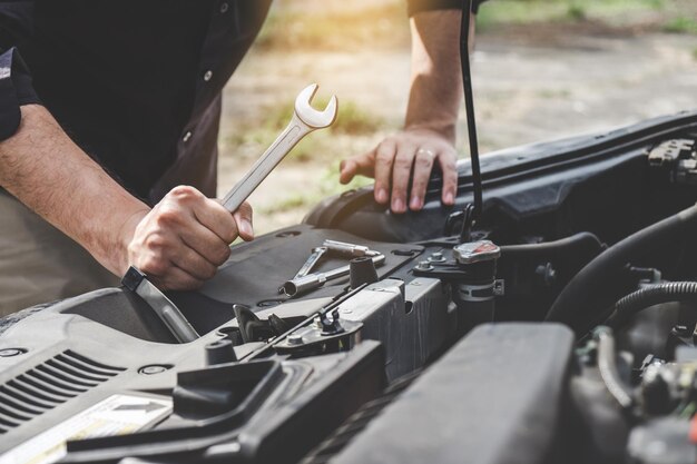 Sección media de un mecánico que repara el motor de un automóvil