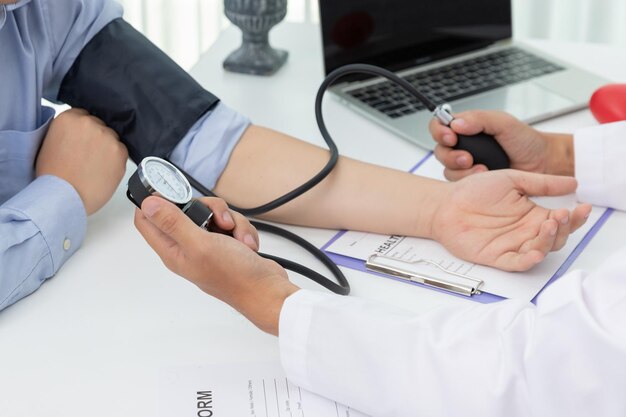 Foto sección media del médico examinando al paciente en la mesa