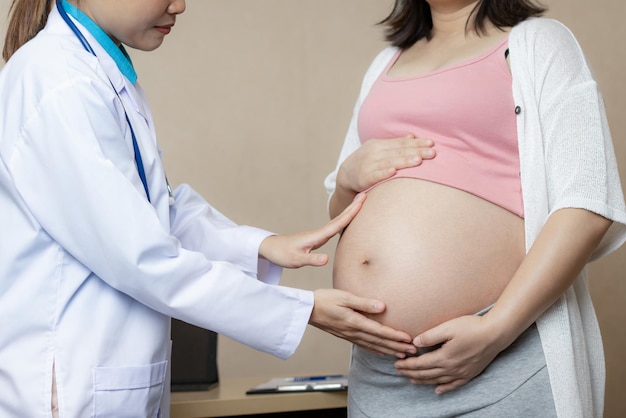 Sección media de un médico examinando a una mujer embarazada