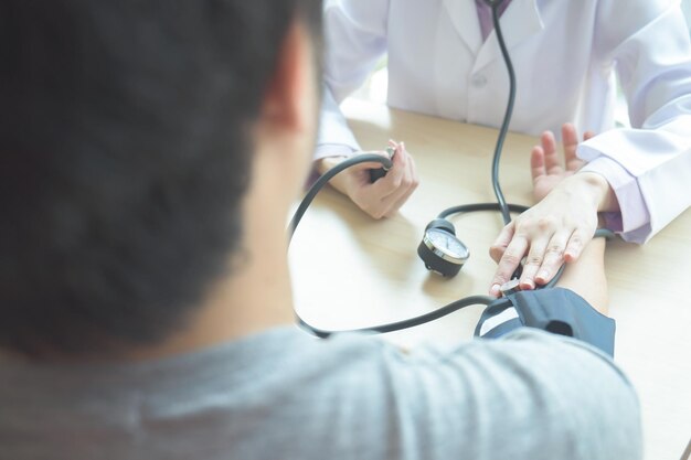 Foto sección media del médico con el paciente en el hospital