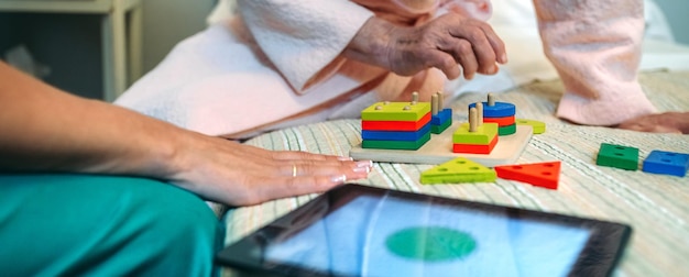 Foto sección media del médico y el paciente jugando con juguetes en la cama del hospital