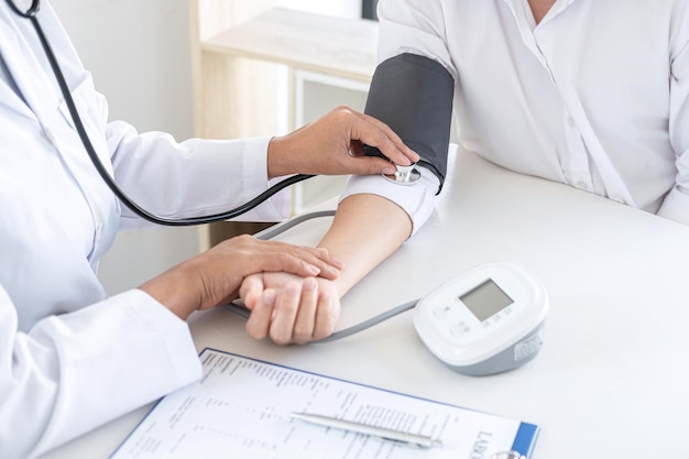 Foto sección media del médico que examina al paciente en la clínica