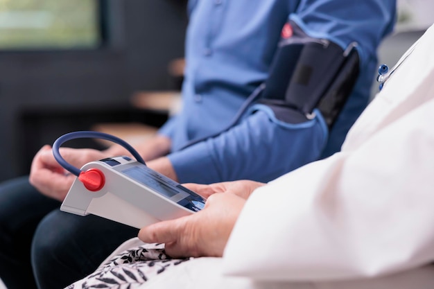 Foto sección media del médico que examina al paciente en la clínica