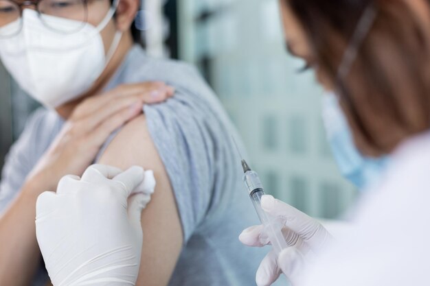 Foto sección media del médico que examina al paciente