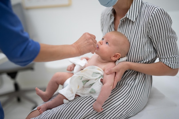 Foto sección media del médico que examina al paciente