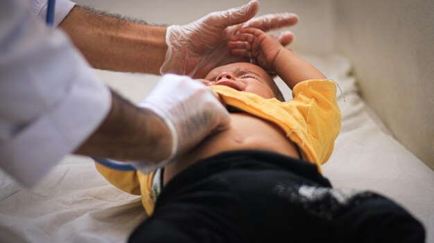 Sección media del médico que examina en el hospital