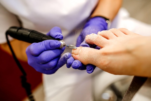 Sección media del médico que trata al paciente en el hospital