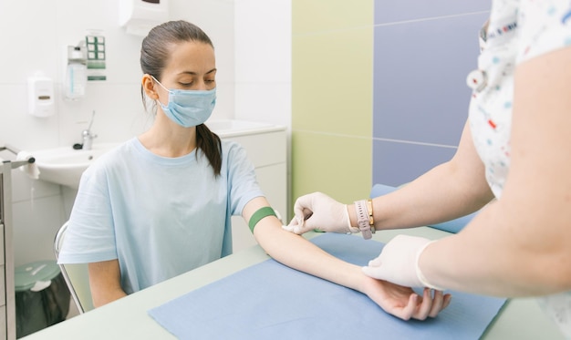 Sección media del médico que vacuna al paciente
