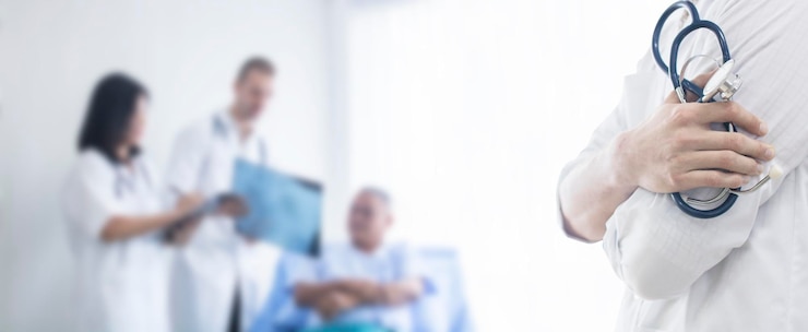 Foto sección media del médico con sus colegas trabajando en el fondo
