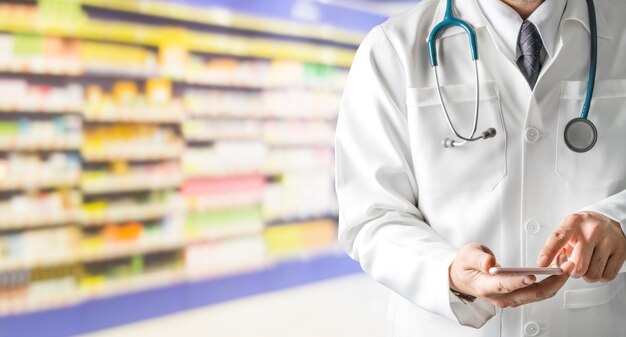 Sección media del médico mediante teléfono móvil