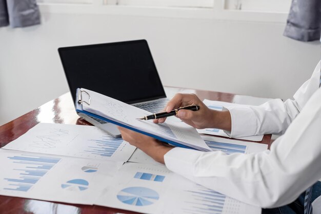 Foto sección media del médico trabajando en el escritorio de la oficina